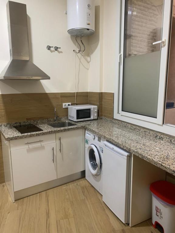 Kuchyňa alebo kuchynka v ubytovaní APARTAMENTOS HÉRCULES SEVILLa