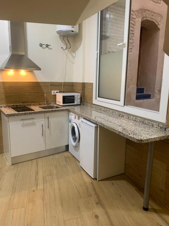 Kuchyňa alebo kuchynka v ubytovaní APARTAMENTOS HÉRCULES SEVILLa