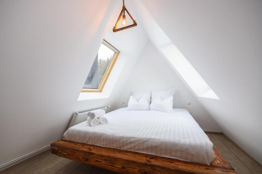 Un pat sau paturi într-o cameră la Cozy Cabin A Frame