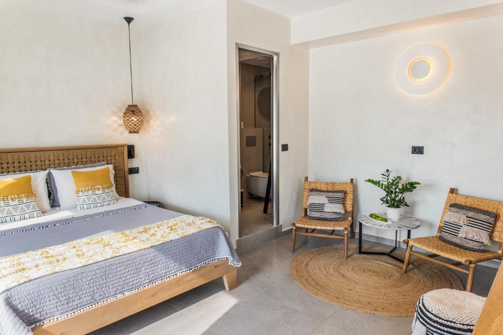 Postel nebo postele na pokoji v ubytování Almyra Oia Suites