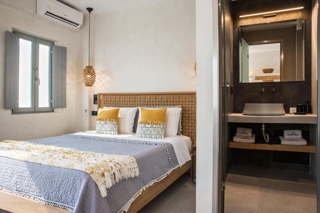 Postel nebo postele na pokoji v ubytování Almyra Oia Suites