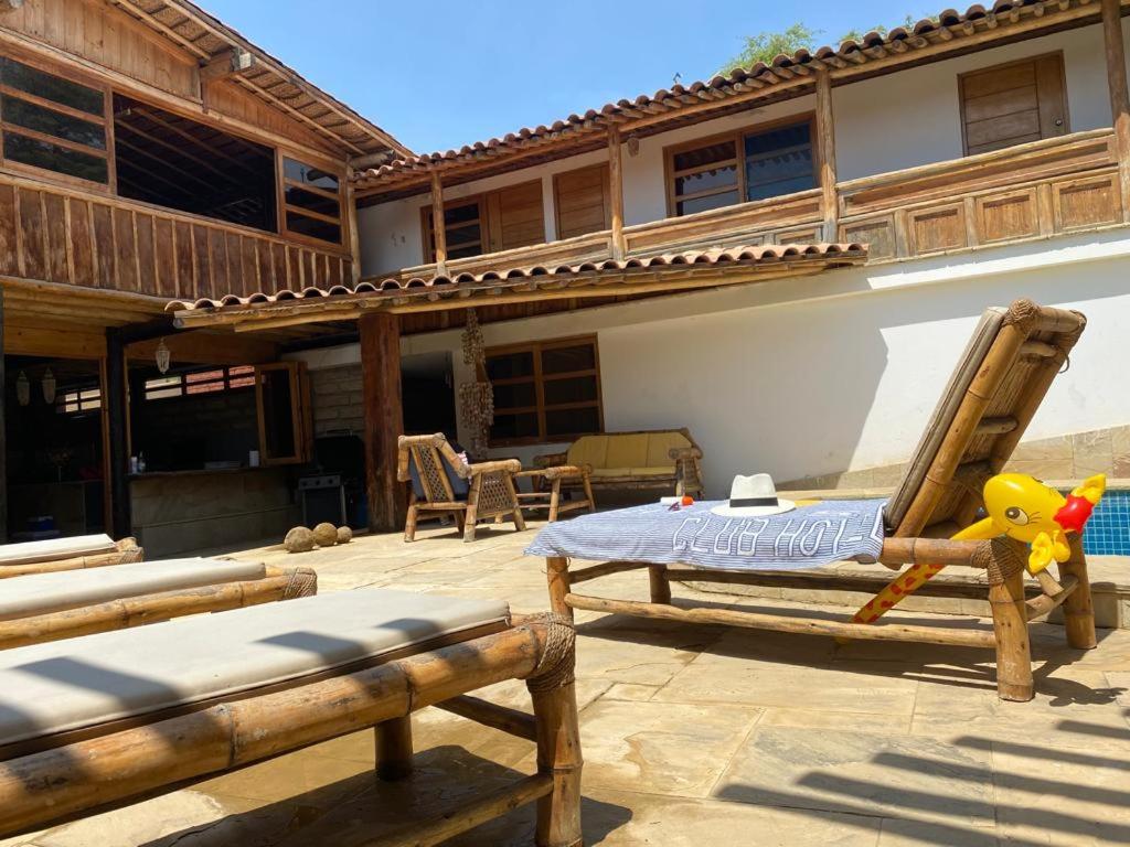un patio con una silla y una mesa frente a una casa en Balneario Punta Sal, en Canoas de Punta Sal