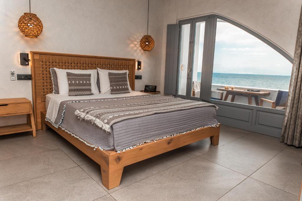 Postel nebo postele na pokoji v ubytování Almyra Oia Suites