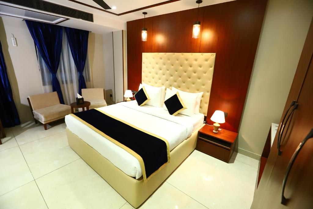 Postel nebo postele na pokoji v ubytování Sanca International Hotel in Patel Nagar Delhi
