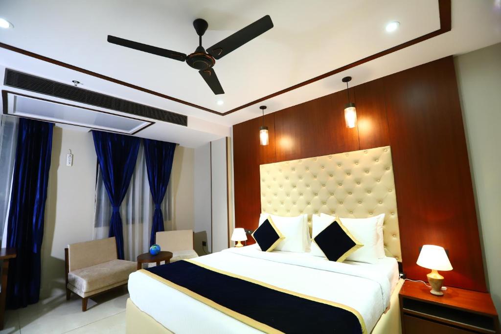 Postel nebo postele na pokoji v ubytování Sanca International Hotel in Patel Nagar Delhi