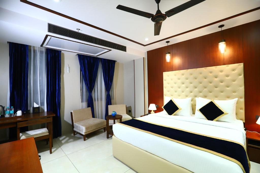 Postel nebo postele na pokoji v ubytování Sanca International Hotel in Patel Nagar Delhi