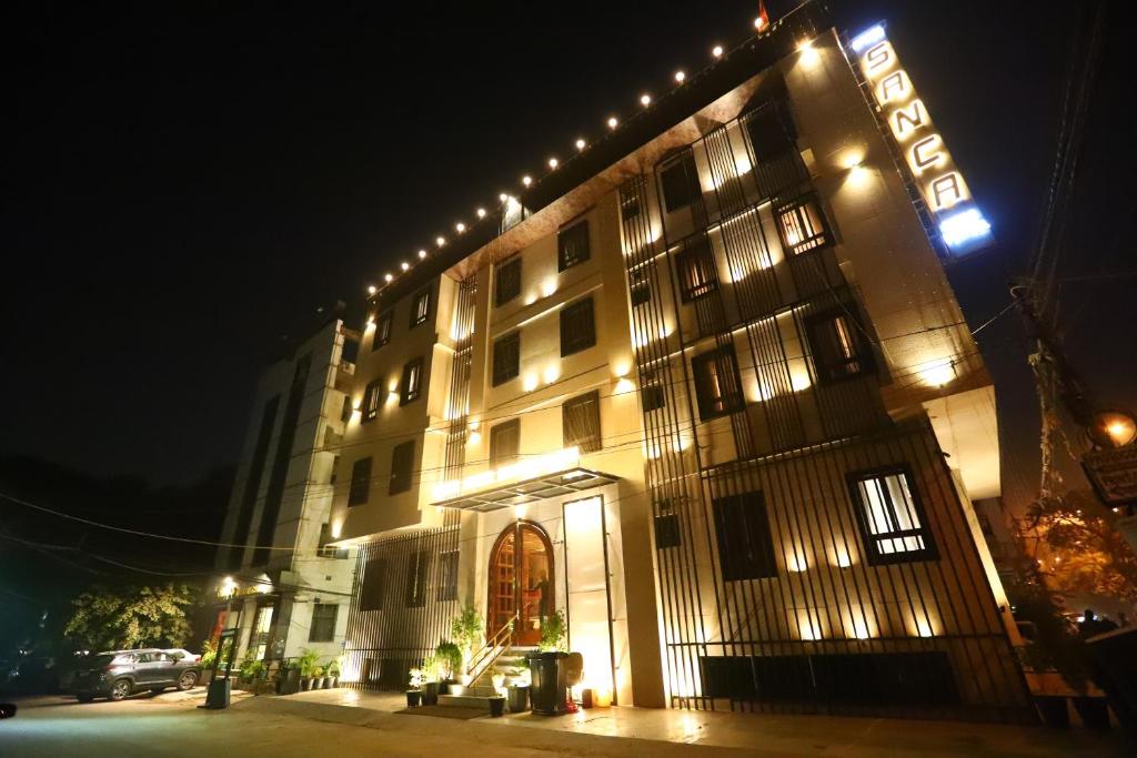 un hôtel la nuit avec des lumières allumées dans l'établissement Hotel Sanca International Patel Nagar Delhi - Couple Friendly Local IDs Accepted, à New Delhi