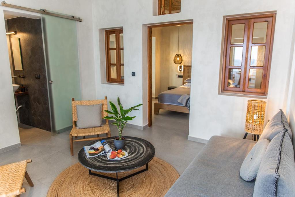 Posezení v ubytování Almyra Oia Suites