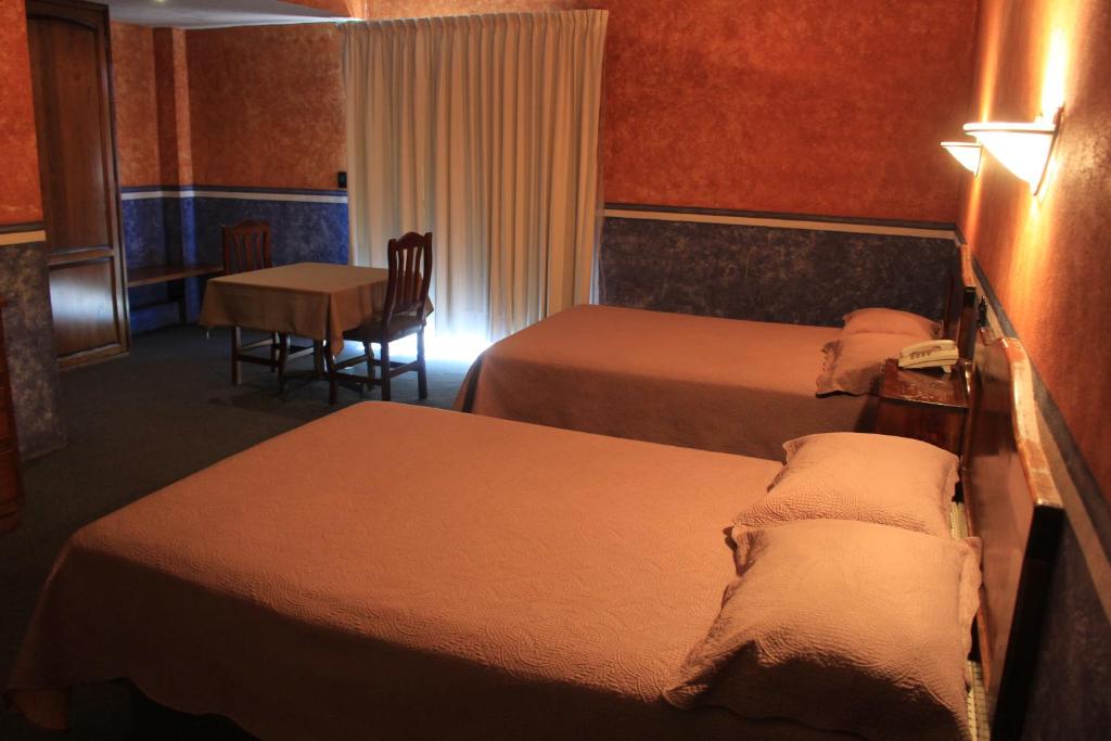 Postel nebo postele na pokoji v ubytování Hotel Meson del Puente