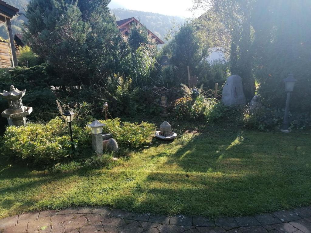 Ein Garten an der Unterkunft Konstanzer Bergblick mit Wintergarten