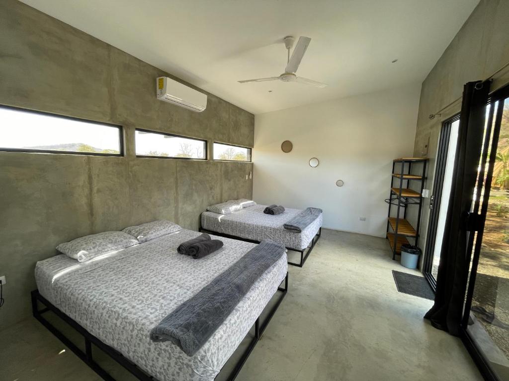 Postel nebo postele na pokoji v ubytování Pyramid Tamarindo Luxury Hotel