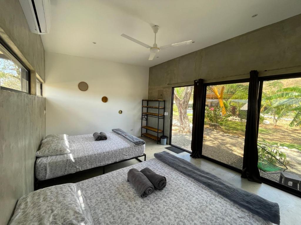 Postel nebo postele na pokoji v ubytování Pyramid Tamarindo Luxury Hotel