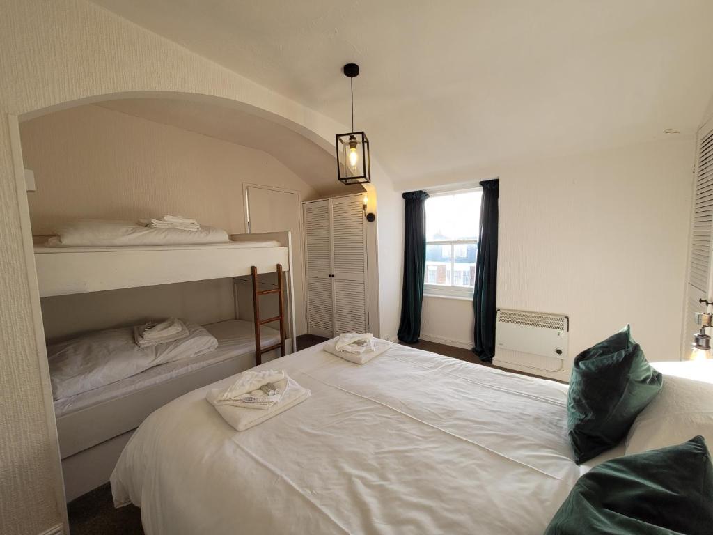 Krevet ili kreveti na kat u jedinici u objektu Sea view Penthouse flat 6 with fast WiFi and Free PARKING