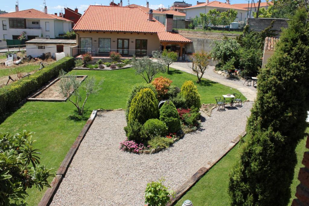 an aerial view of a garden with a house at Casa Rural El Meson in Briones