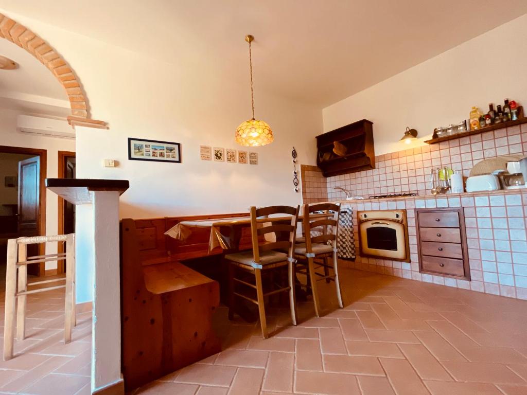 A kitchen or kitchenette at Casetta Luna e Sole