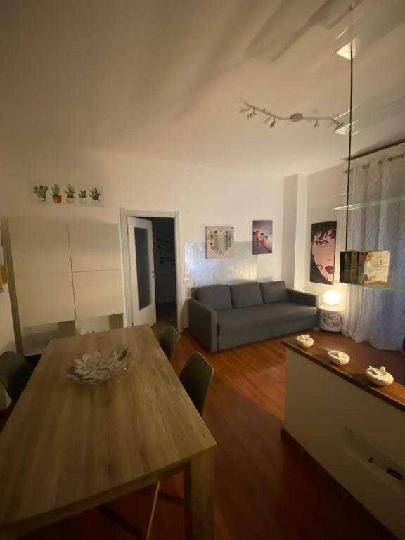 - un salon avec une table et un canapé dans l'établissement Dodo home beach, à Lavagna
