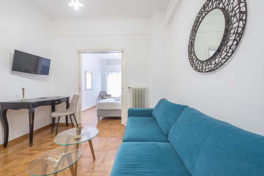 TV a/nebo společenská místnost v ubytování Athens Dreams & Suites Apartments