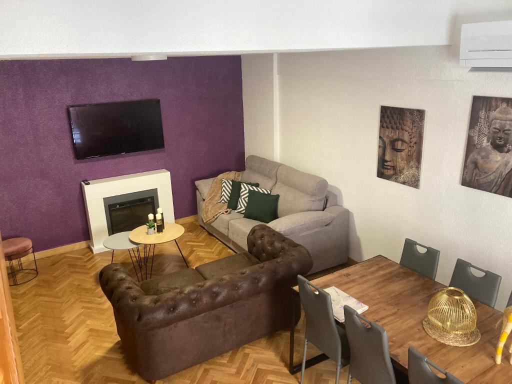 sala de estar con sofá y mesa en Dúplex CENTRICO LA RANITA SALMANTINA, en Salamanca