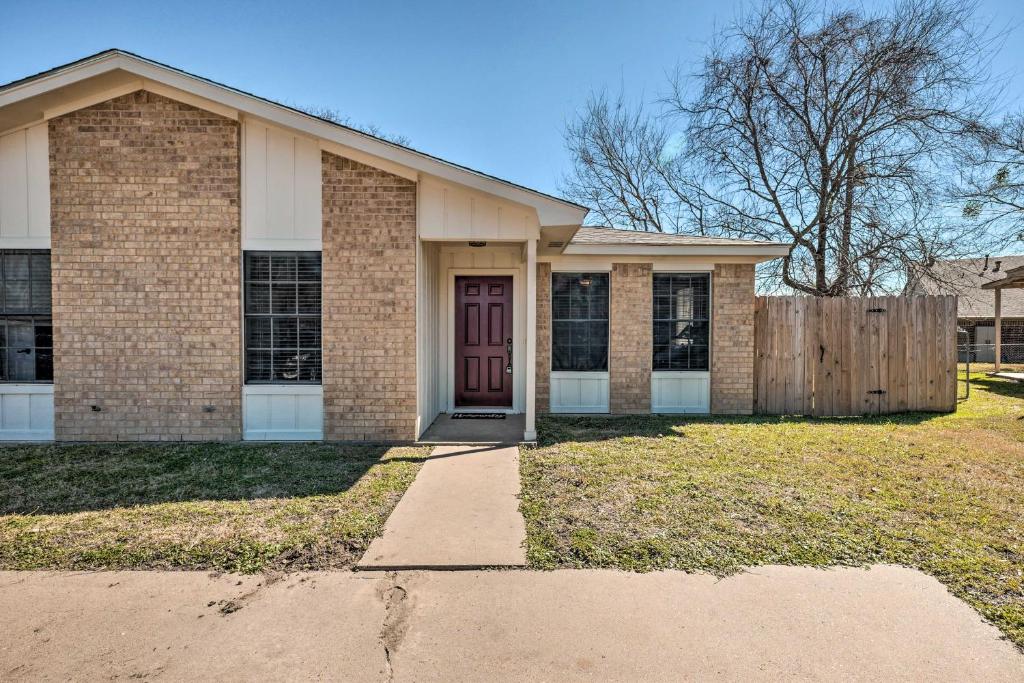 Charming Abode with Yard about 2 Mi to Texas AandM!