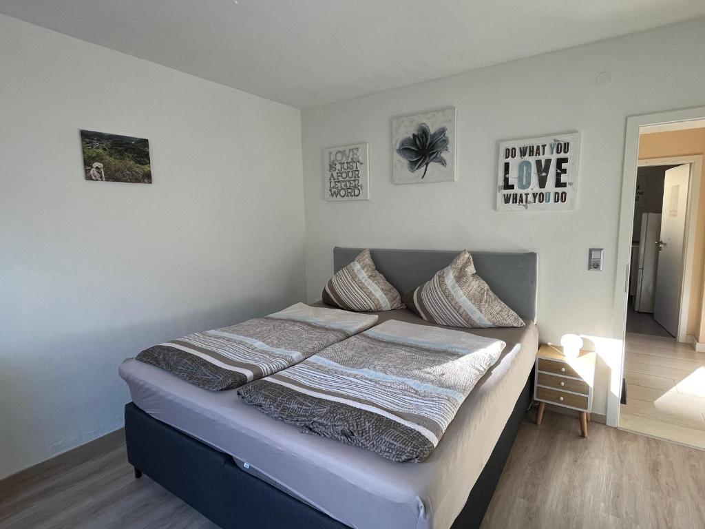 ein Schlafzimmer mit einem Bett mit einer Decke darauf in der Unterkunft Ferienwohnung Weins in Treis-Karden