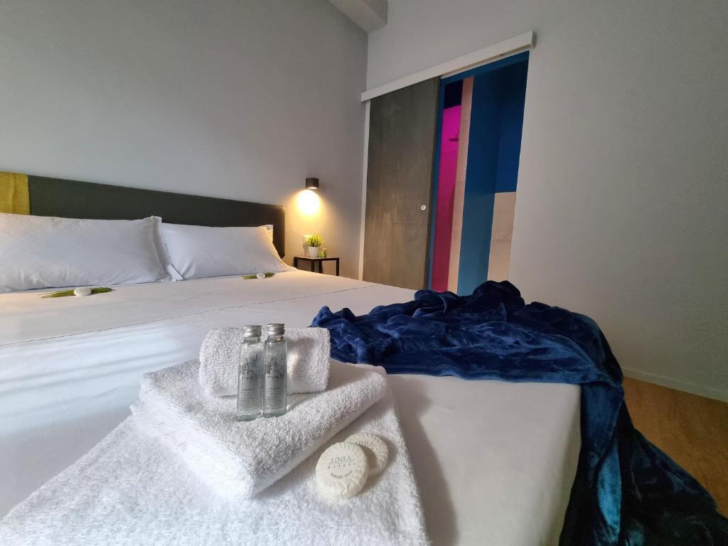 1 dormitorio con 1 cama con toallas en Residenza Gramsci, en Matera
