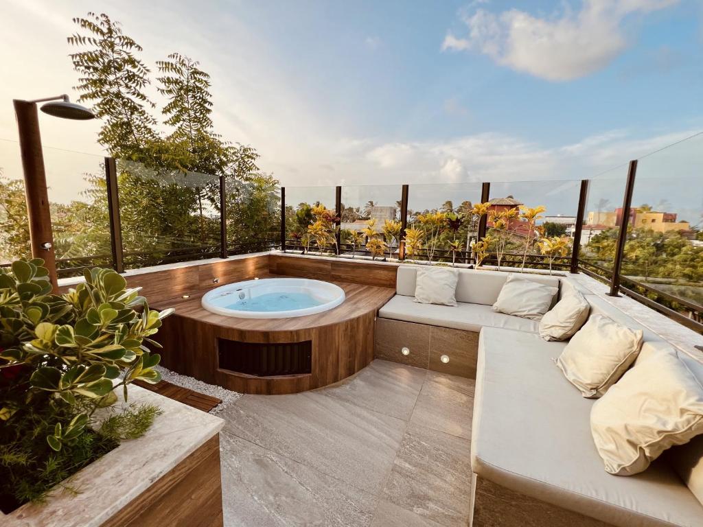 einen Whirlpool auf dem Balkon eines Gebäudes in der Unterkunft Apê Jardins in Flecheiras