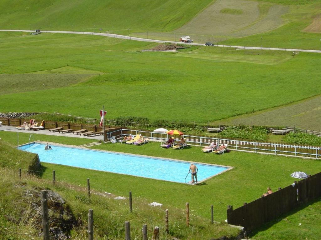 Kolam renang di atau dekat dengan Thermal-Badhotel Kirchler