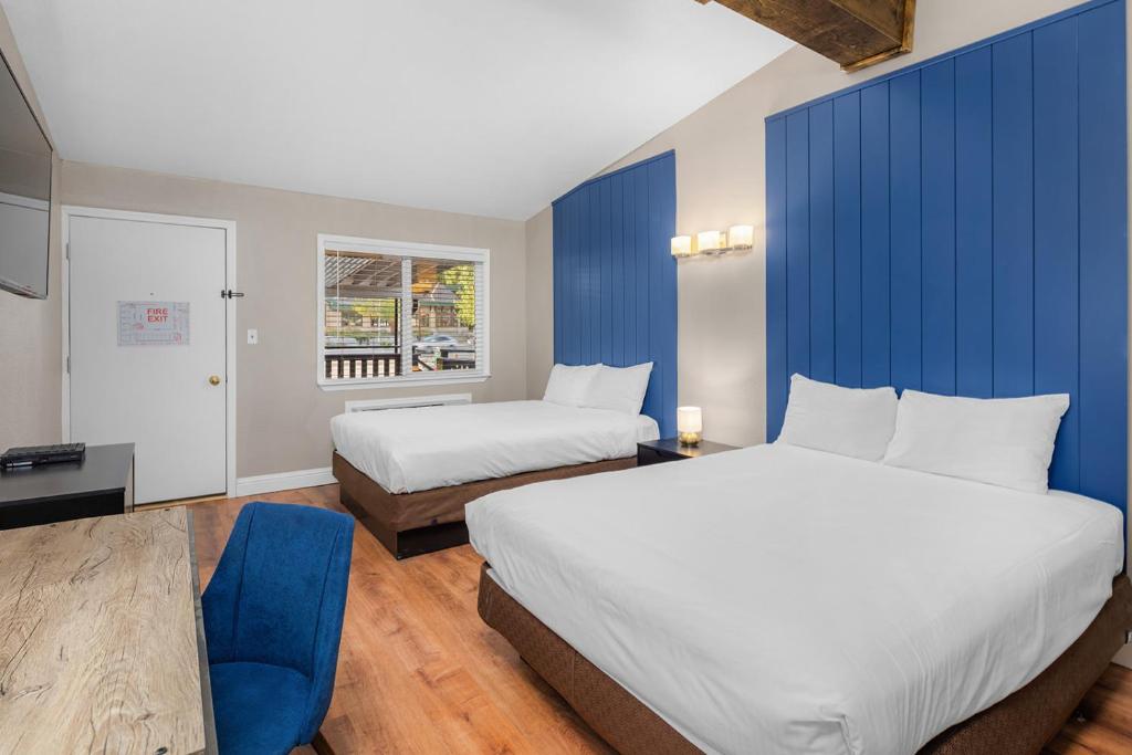 ein Hotelzimmer mit 2 Betten und einer blauen Wand in der Unterkunft The Inn at Boatworks, Lake Tahoe in Tahoe City