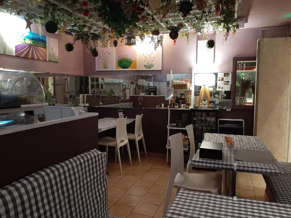 une salle à manger avec des tables et des chaises dans un restaurant dans l'établissement Hotel Mignon, à Avignon