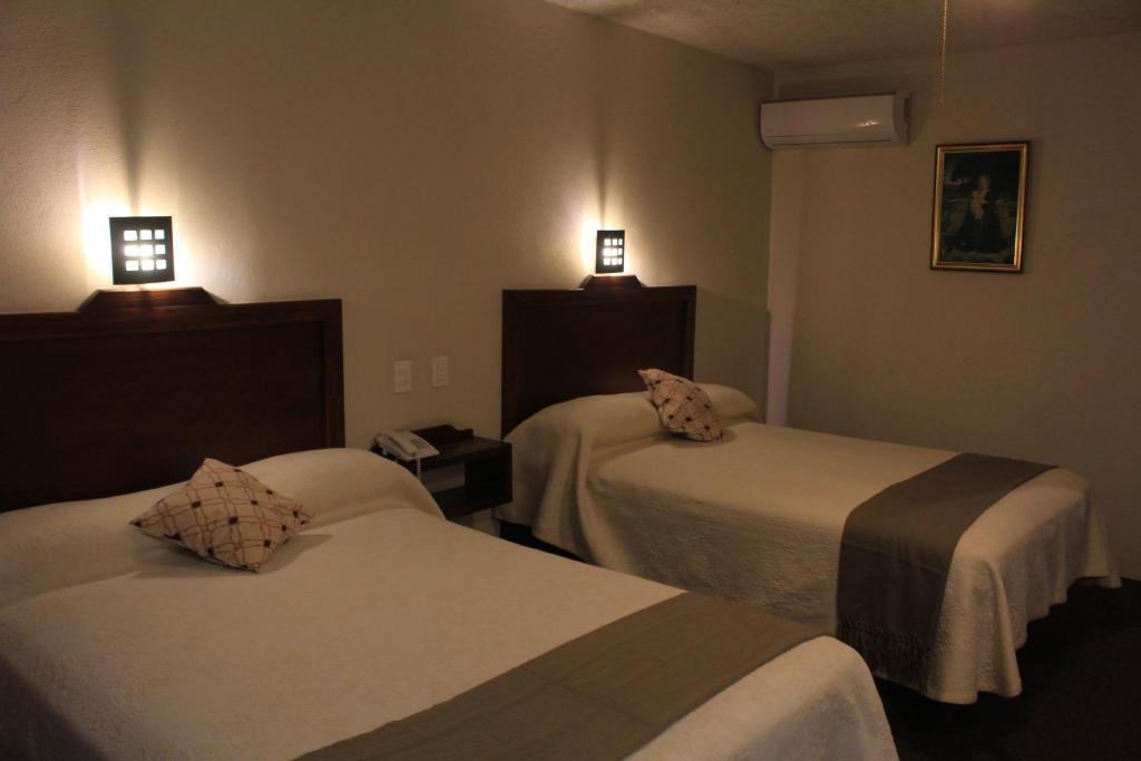 Postel nebo postele na pokoji v ubytování Hotel Meson del Puente