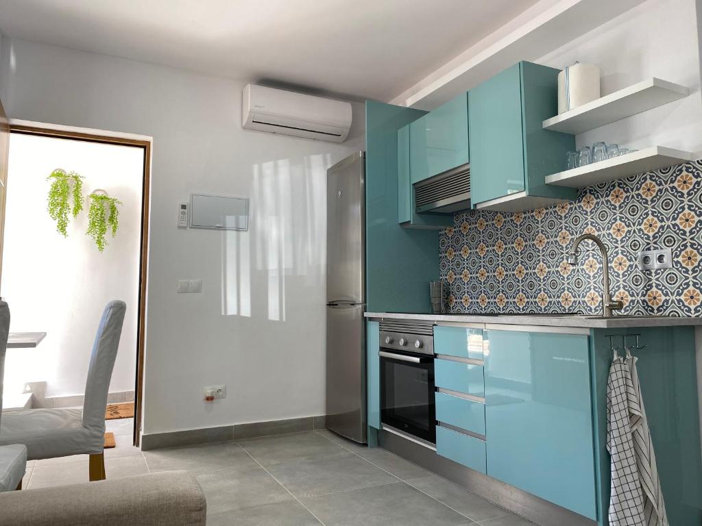 cocina con armarios azules y fogones en Morgan apartamentos Marbella centro, en Marbella