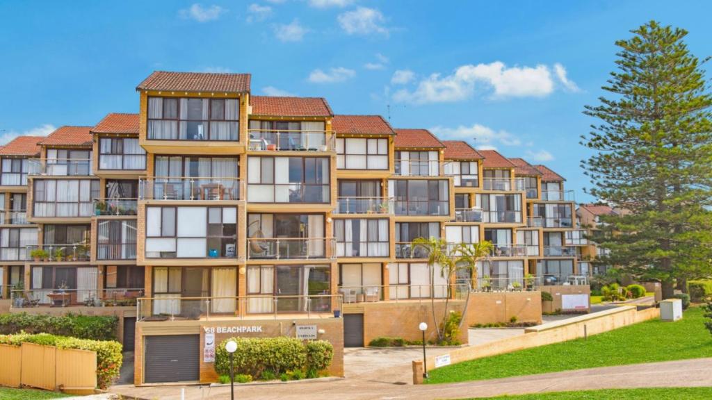 un immeuble d'appartements avec beaucoup de fenêtres dans l'établissement 15 Beachpark Apartments, à Port Macquarie