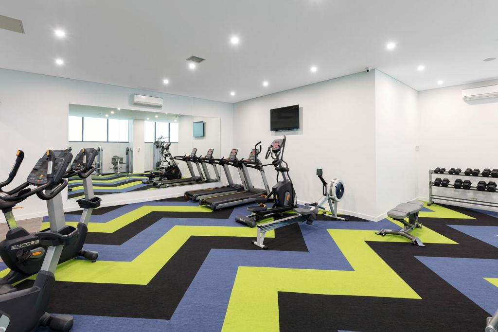 Fitness centrum a/nebo fitness zařízení v ubytování Meriton Suites Southport