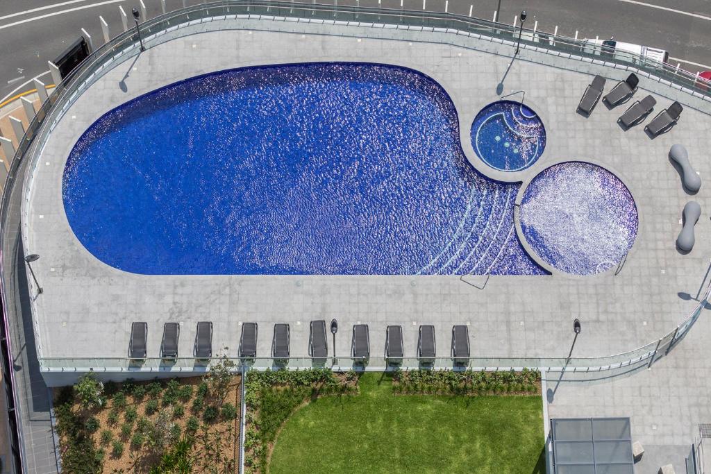 Bazén v ubytování Meriton Suites Southport nebo v jeho okolí