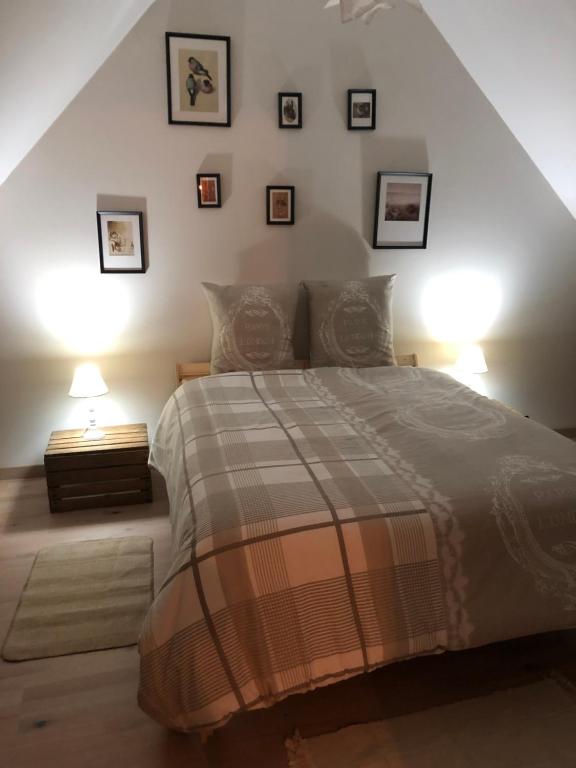 ein Schlafzimmer mit einem Bett und einige Bilder an der Wand in der Unterkunft l industriel in Hem-Lenglet