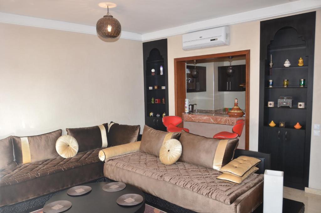 - un salon avec un canapé et une table dans l'établissement Lovely Marina Flat, à Agadir