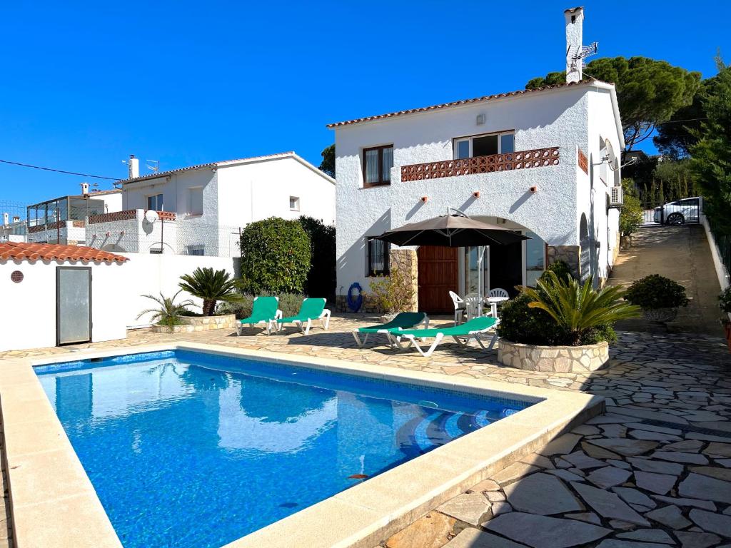 - une piscine en face d'une maison dans l'établissement PARAISO, Piscina Privada, Free Aire Acondicionado, à L'Escala