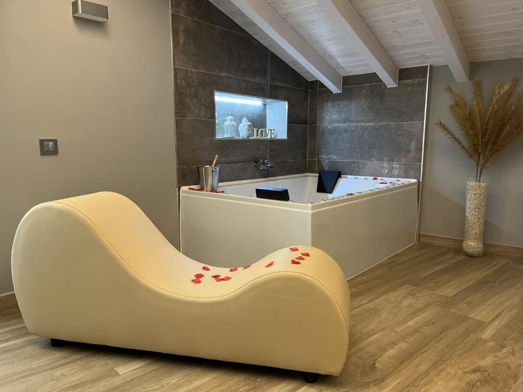 Miragredos - Jacuzzi privado en la habitación en Mombeltrán
