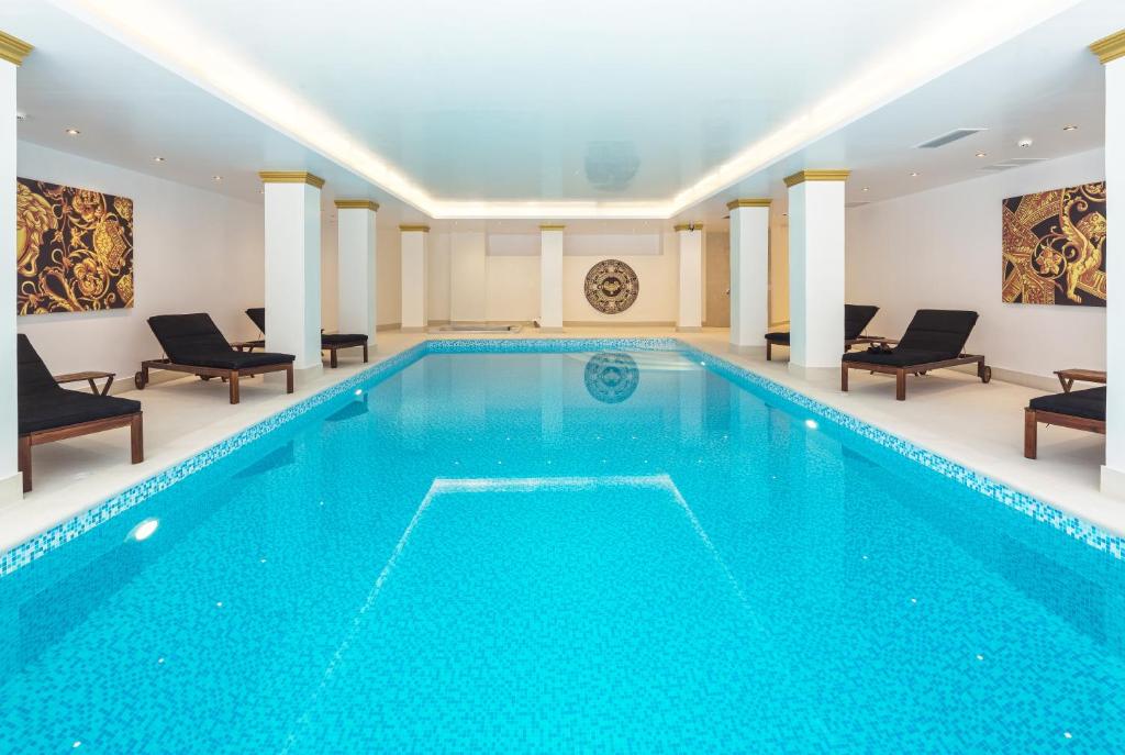 Bazén v ubytování Theoxenia Residence nebo v jeho okolí