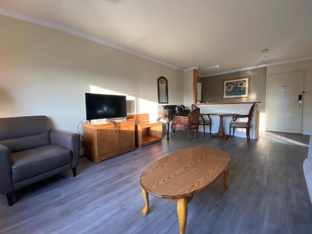 Ramada by Wyndham Los Angeles/Wilshire Center - 