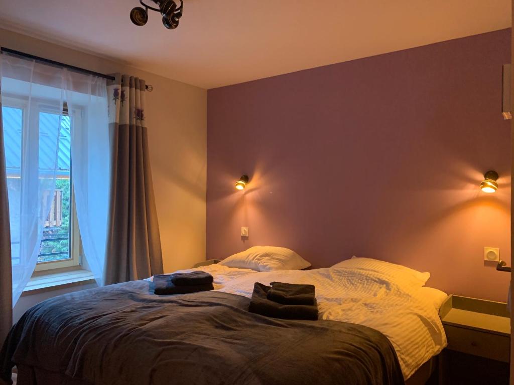 Tempat tidur dalam kamar di Maison Cluaran