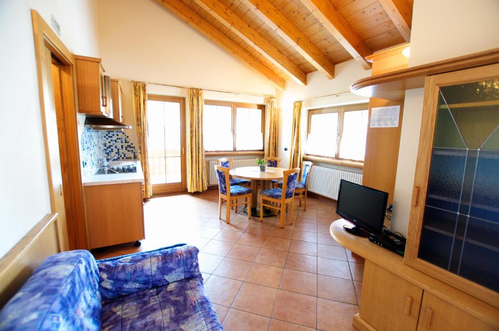 een woonkamer met een bank en een tafel bij Miky House - Appartamenti Abar in Livigno