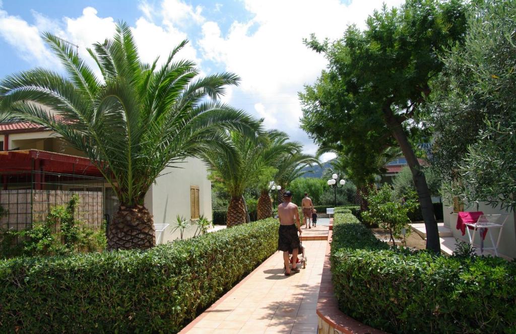 A garden outside Residence Fontana Barone