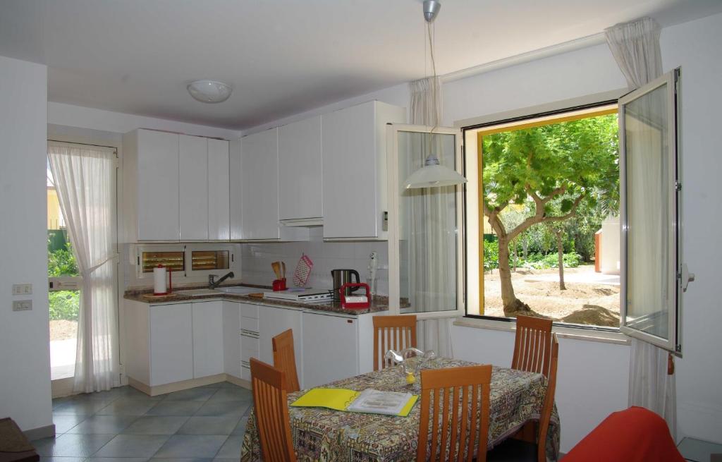 A kitchen or kitchenette at Residence Fontana Barone