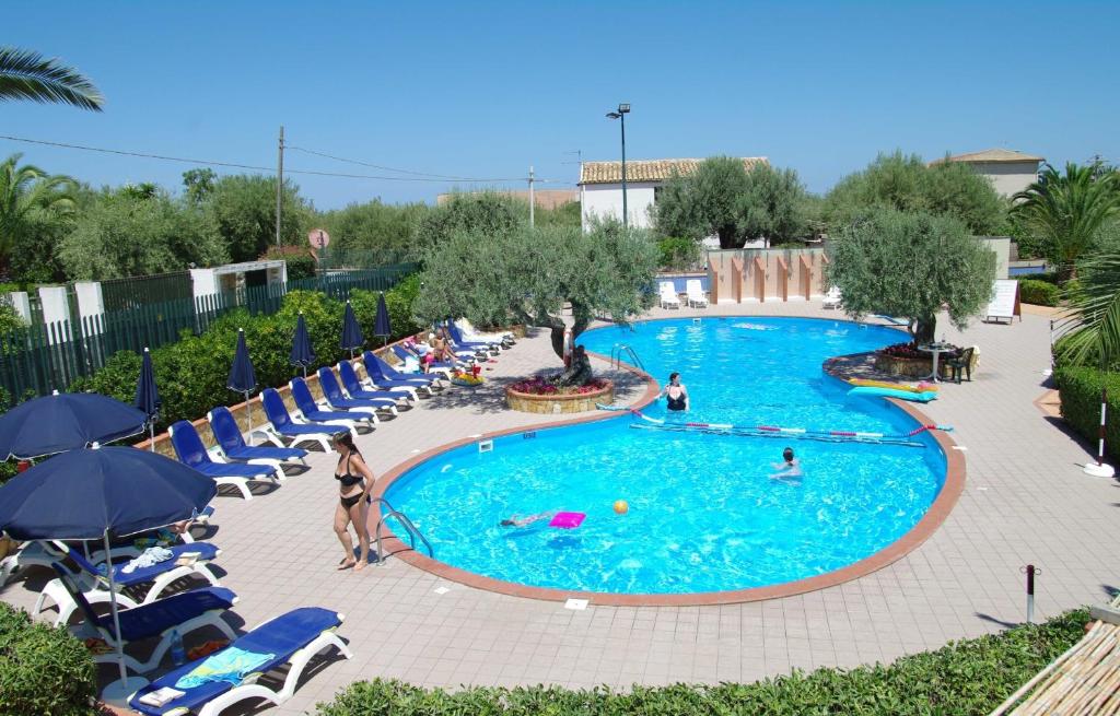 The swimming pool at or close to Residence Fontana Barone