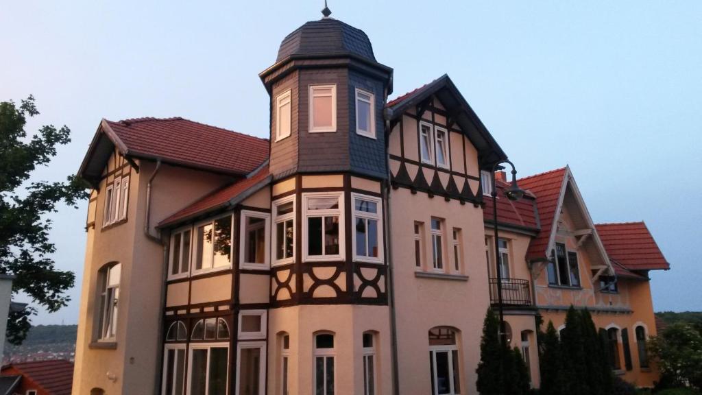 una casa grande con una torre encima en Villa Weitblick, en Eisenach