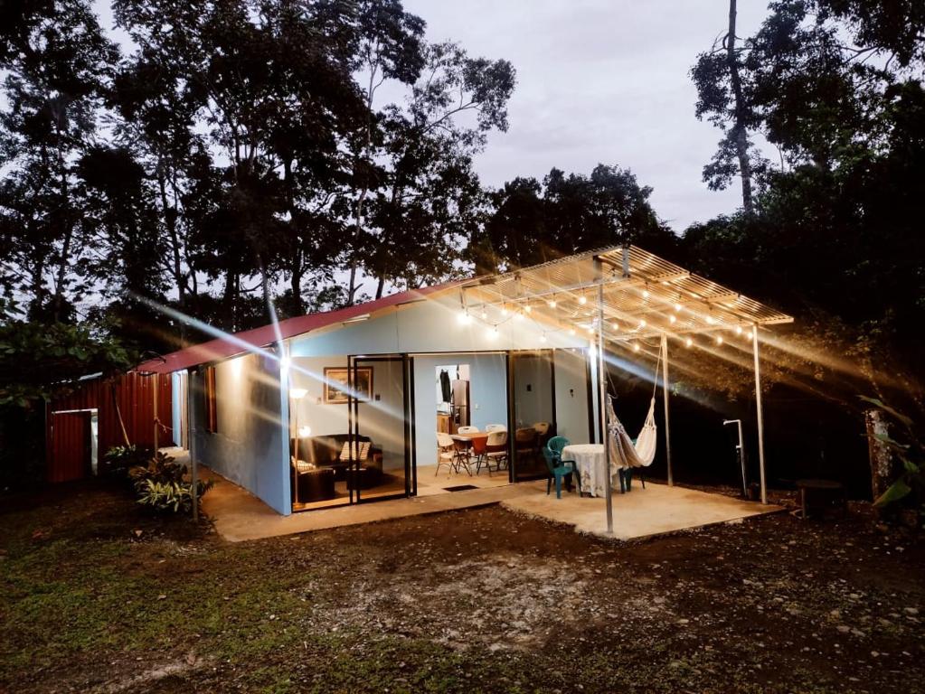 Una casa pequeña con muchas luces. en Amphibia House, en Agua Azul