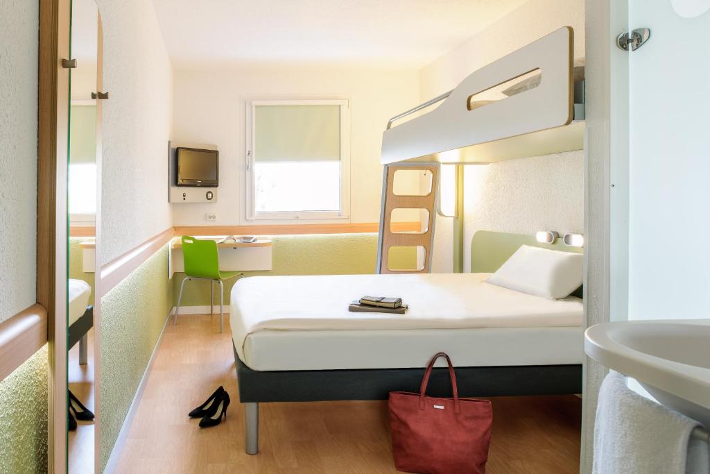 Postel nebo postele na pokoji v ubytování Ibis budget Osnabrück City