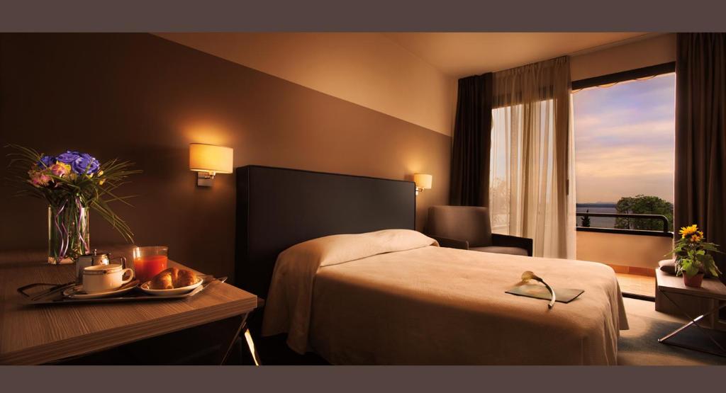 Postel nebo postele na pokoji v ubytování Hotel Désirée - Garda Lake Collection