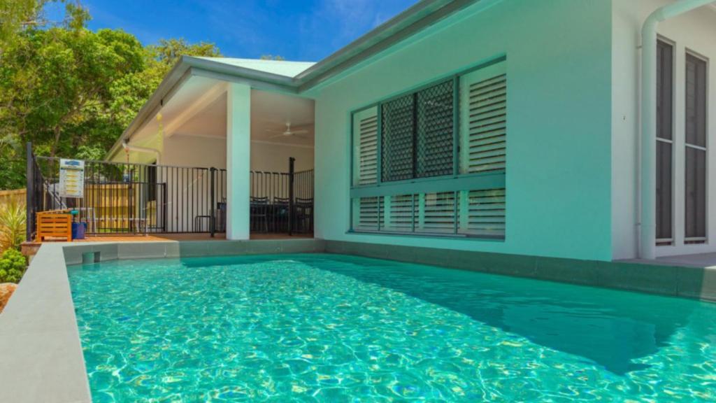uma piscina em frente a uma casa em Canopy House - Palm Cove em Palm Cove